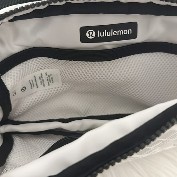 73 | Lululemon Everywhere Belt Bag 1L Manifesto Print - Picture 4 of 4